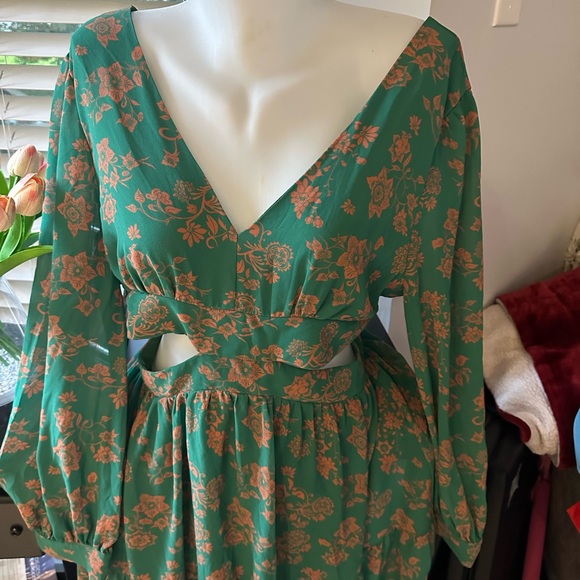 SHEIN Green V-Neck Bishop Sleeve Backless Dress - Picture 1 of 4